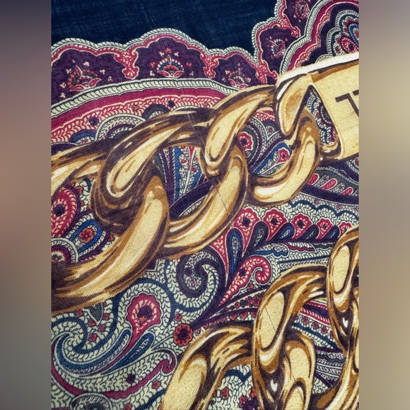 LOT 1546 HUGE CHANEL SILK CASHMERE SCARF 35 inches - Picture 11 of 16